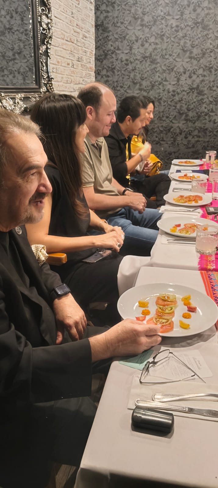 Plato de tomates heirloom con flores comestibles