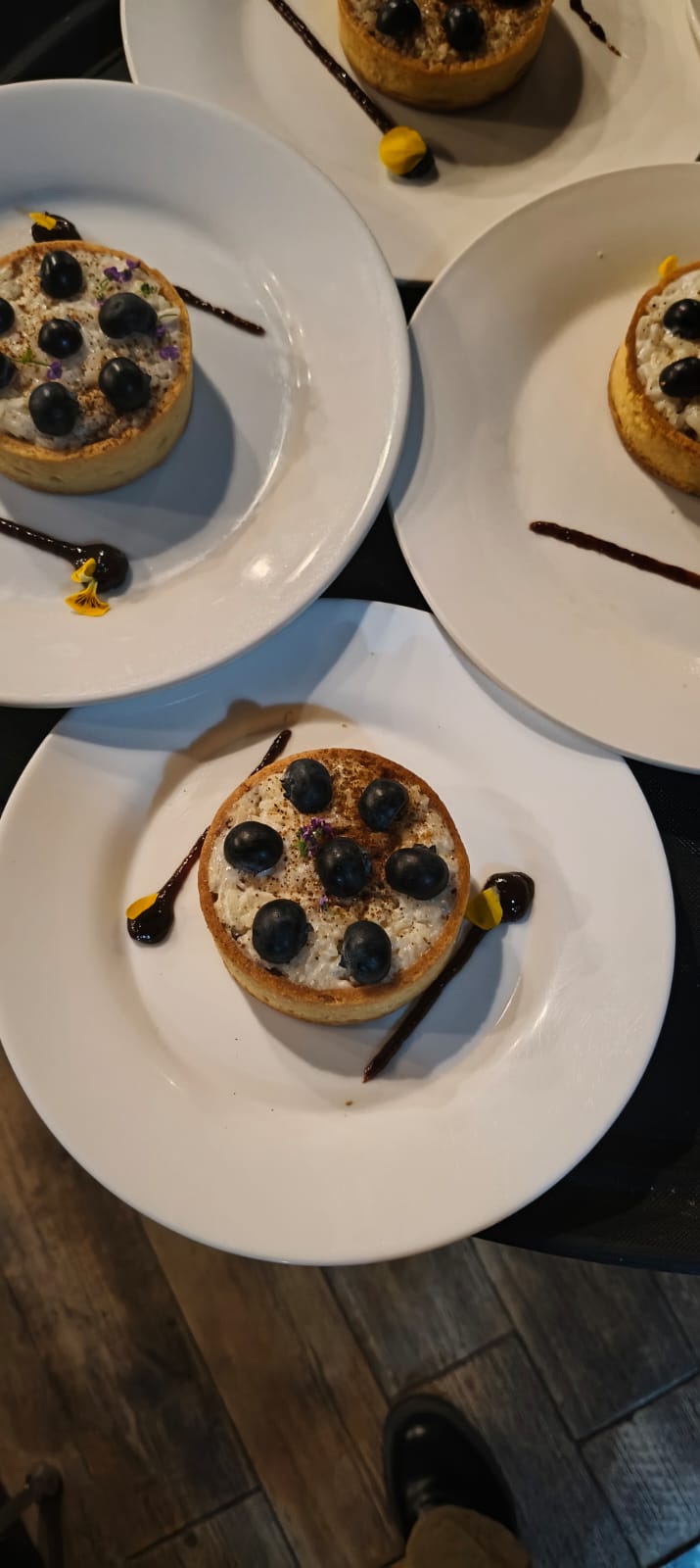 Tartaleta de arroz con blueberries y flores comestibles, vista de cerca
