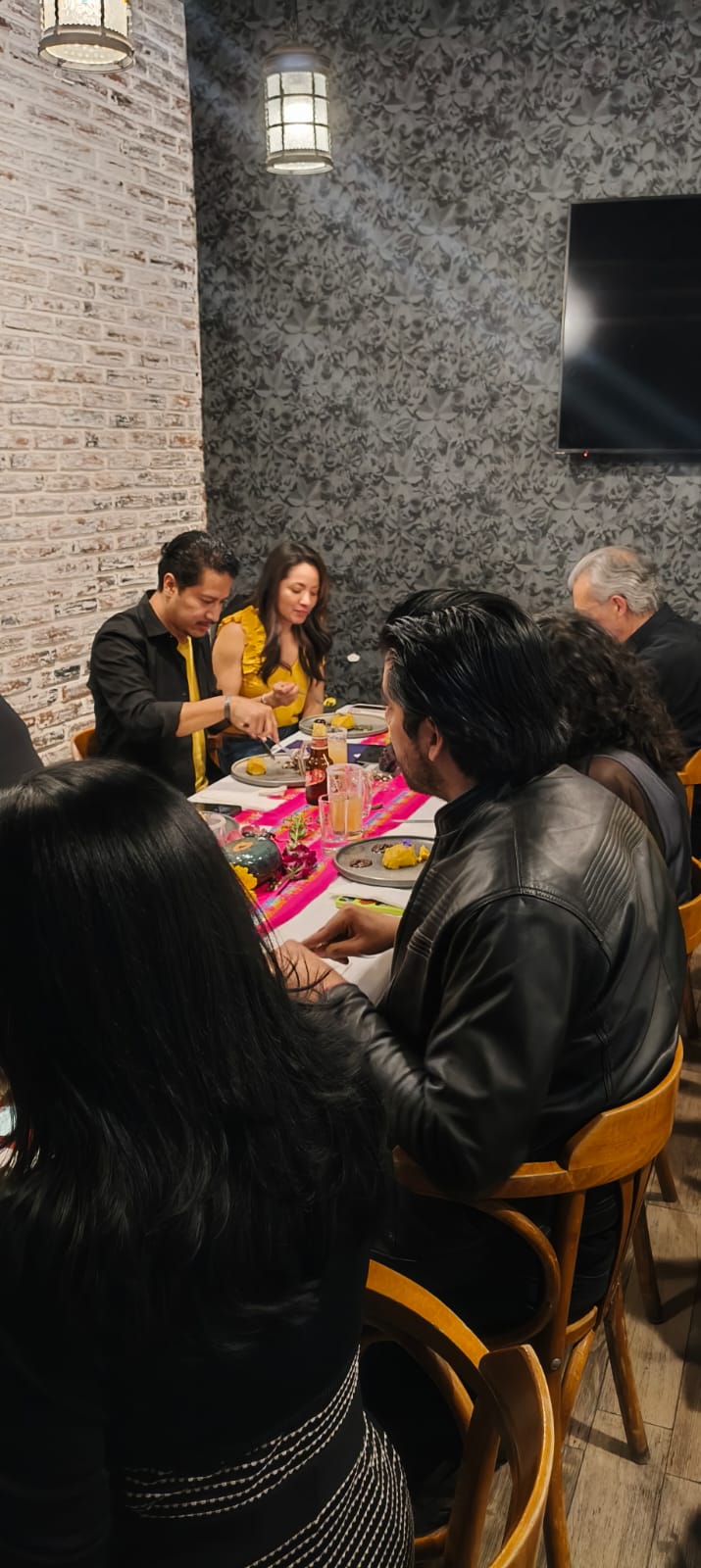 Momento del servicio en una experiencia, con textiles mexicanos